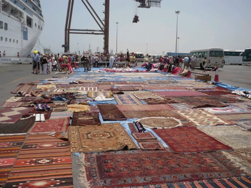 44 Fujairah Händler vor dem Schiff