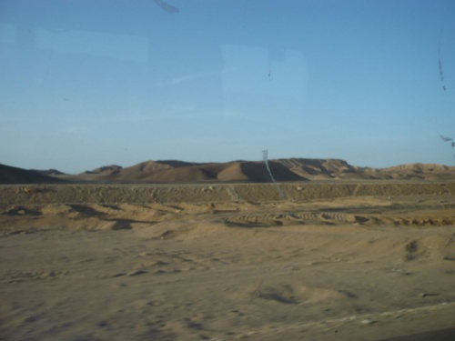77 Luxor Auf der Fahrt_Flache Wüstenlandschaft