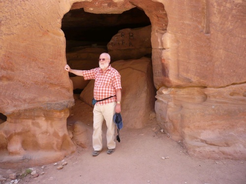 114 Petra_Rosarote Stadt PachT vor einer Wohnung