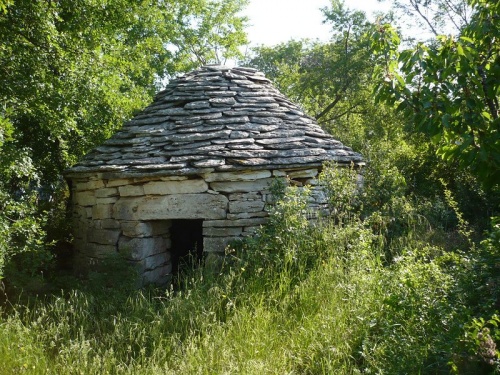Typische Schutzhütte am Straßenrand T3