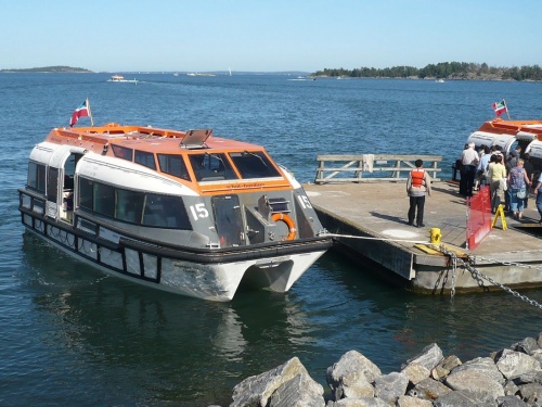 Mit Tenderbooten vom Hafen zum Schiff