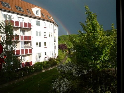 Blick auf eine Gedankenbrücke am Horizont