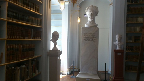Weimar 09 Anna-Amalia-Bibliothek Goethe-Statue