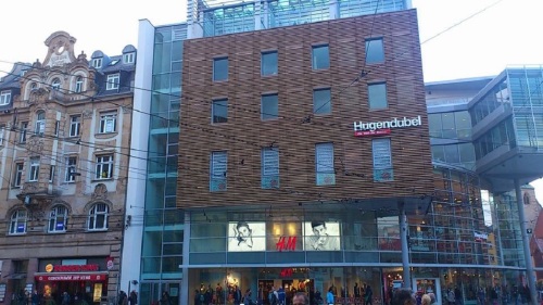 Anger Haus zum Engel neben Moderne