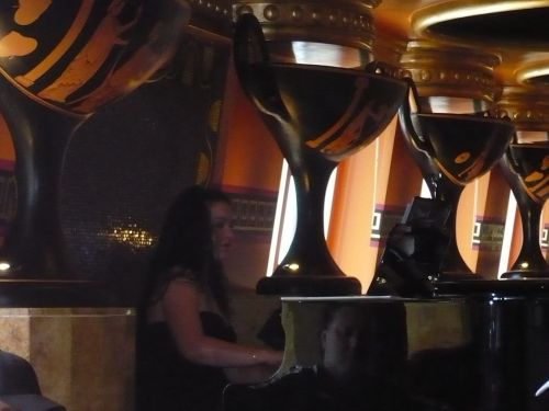 Irina konzertant am Flügel