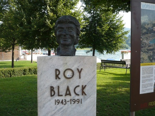 098 VELDEN Schloss Velden vis a vis Roy-Black-Büste