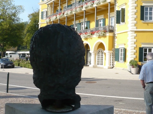 099 VELDEN Schloss Velden vis a vis Roy-Black-Büste