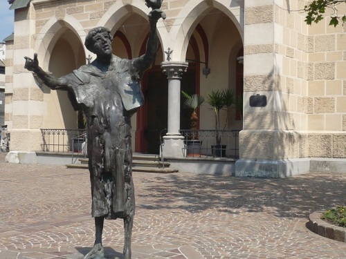 210 VILLACH Stadtbild 21 Vor der Kirche St. Nikolai