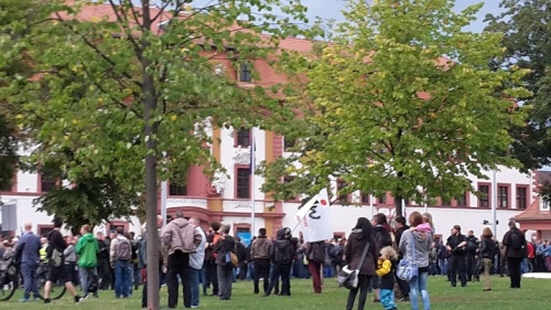 2015.09.16 AfD will Zeichen setzen, aber ... 07 Vor der Staatskanzlei