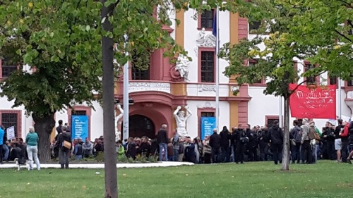 2015.09.16 AfD will Zeichen setzen, aber ... 06 Vor der Staatskanzlei