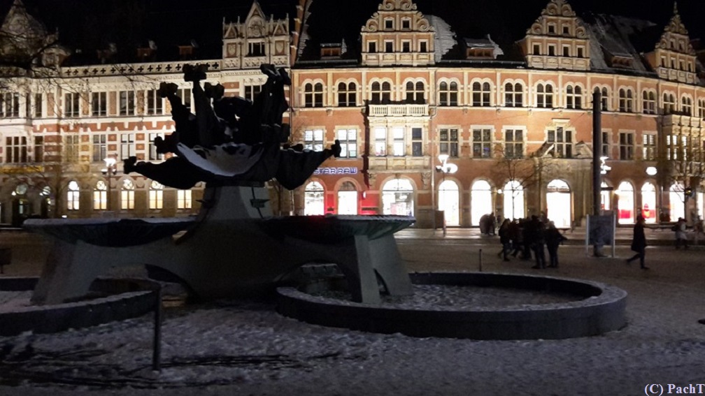 Anger Hauptpost Neuer Brunnen b. Nacht