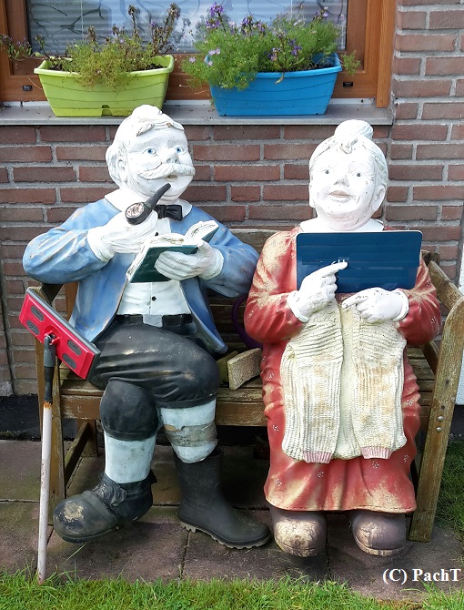 Bensersiel 07 Oma und Opa vorm Haus