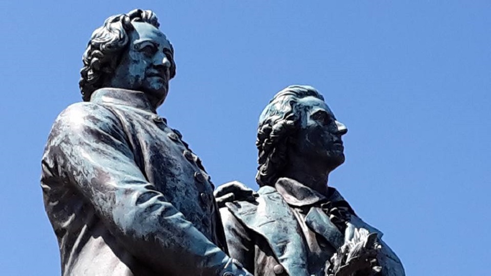 weimar-theaterplatz-goethe-u-schiller