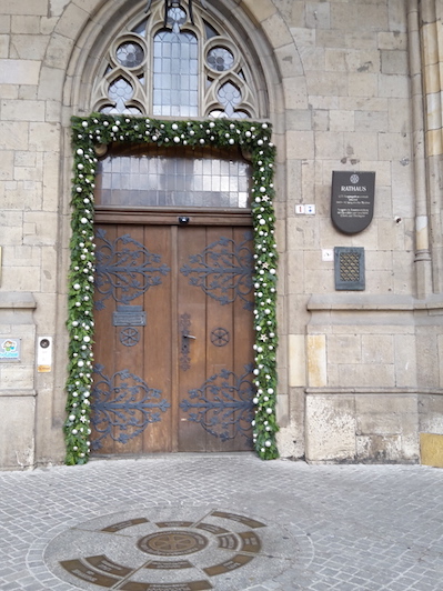 weihnachtliches-rathausportal-ef