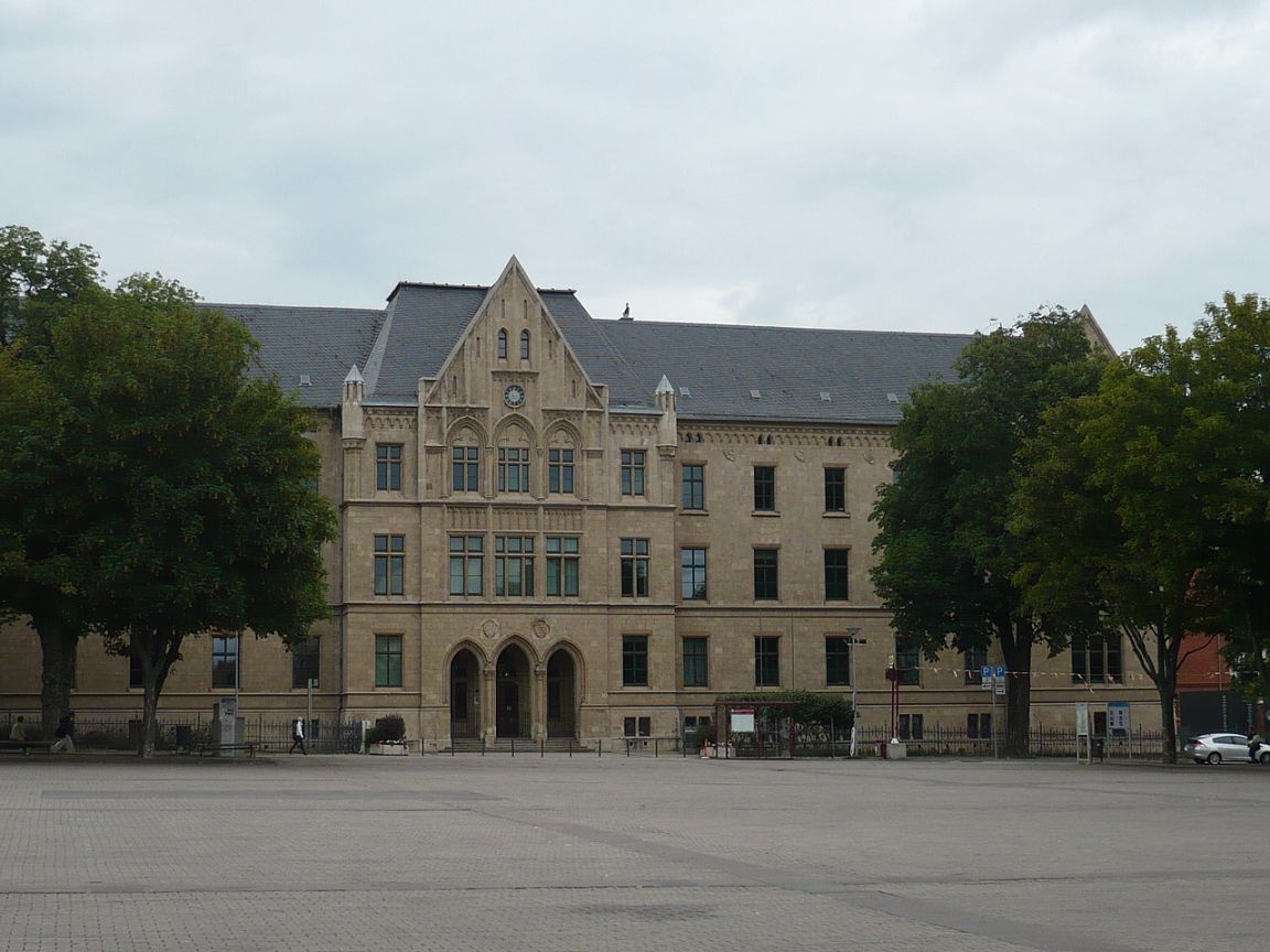 domplatz_blick-zum-gericht-fassade