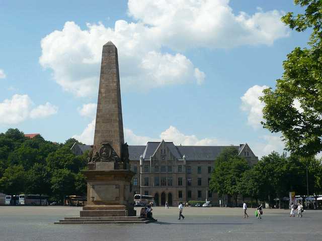 domplatz_obelisk