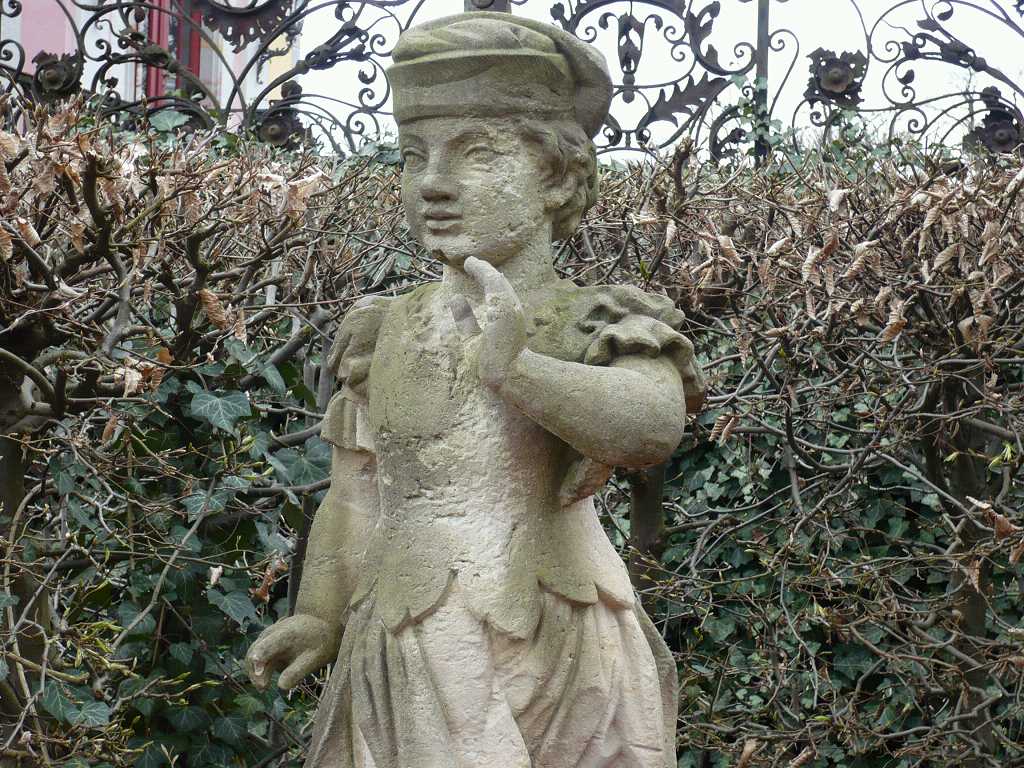 putte-im-garten-dornb-schlo%cc%88sser-1