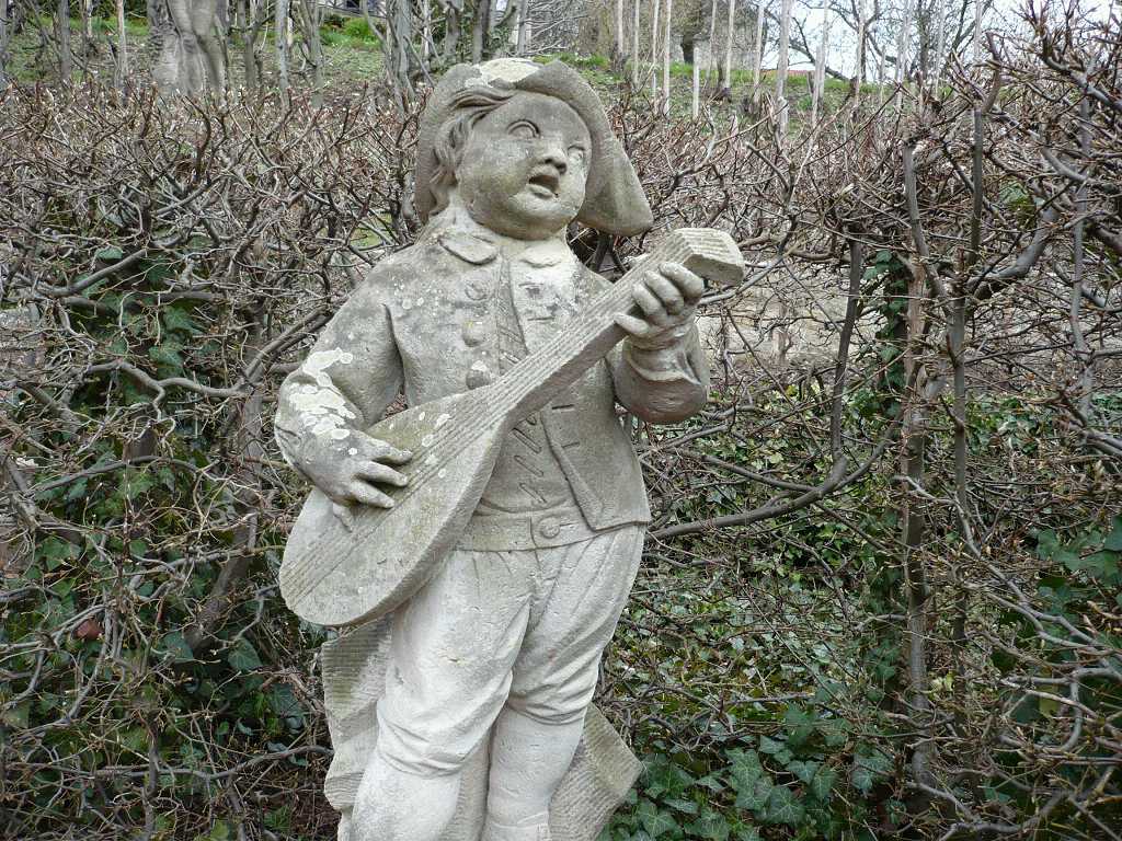 putte-im-garten-dornb-schlo%cc%88sser-2