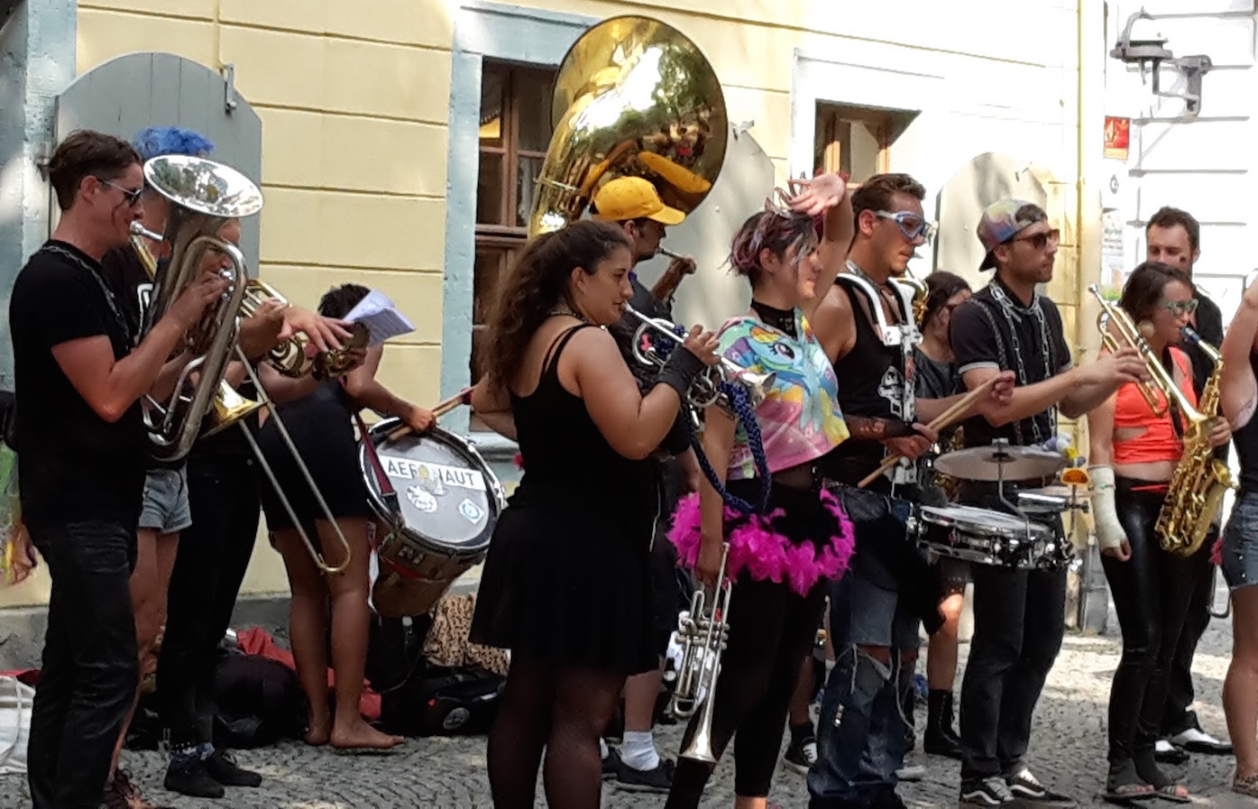 Straßenmusik vorm SchillerHaus Weimar