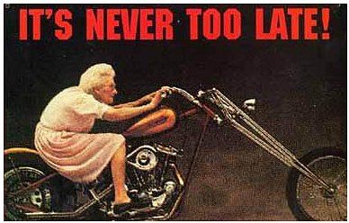 Oma auf dem Motorrad