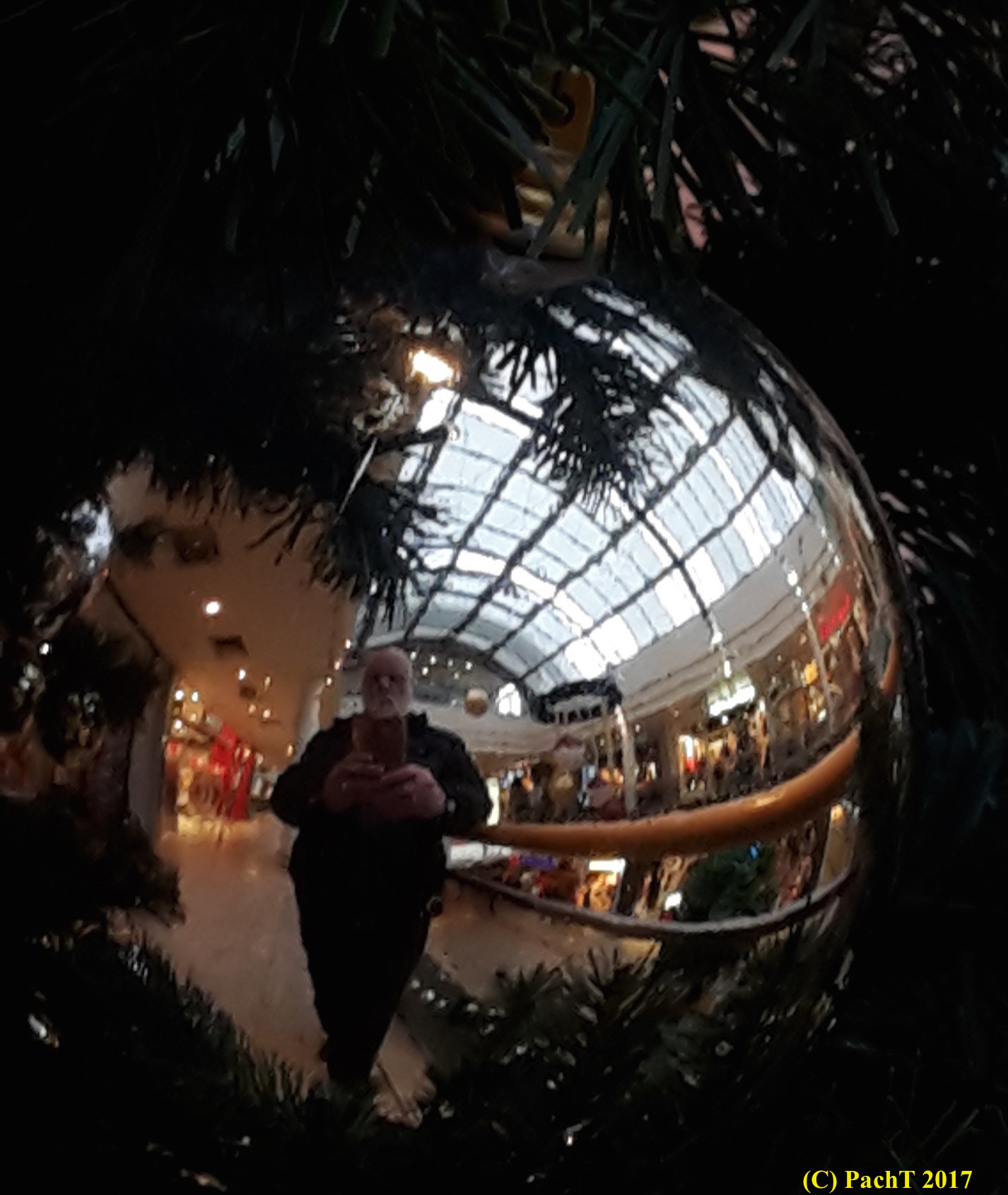 Weihnacht mit PachT i.d. Kugel
