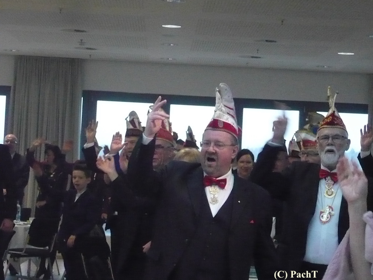 2018 GEC PrinzenFrühstück 08 Narren singen Hymne mit