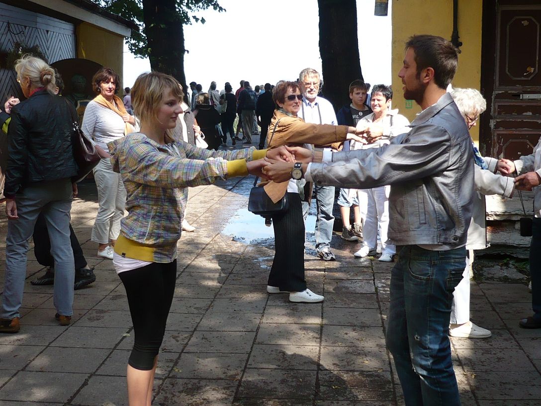 023 Stadtbilderklärer erklärt Volkstanzschritte