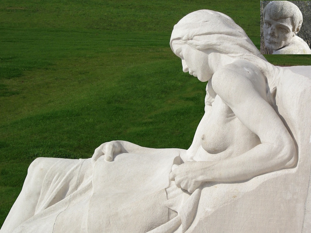 Frau monumental mit Kopf