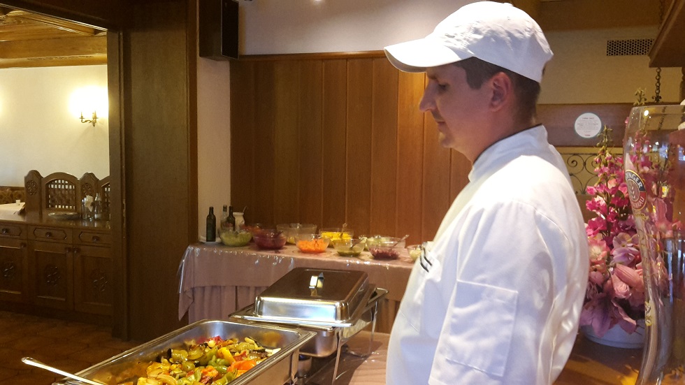 217 ABSCHIED v. Hotel FANTUR _ Koch präsentiert Abendessen v. Abreise