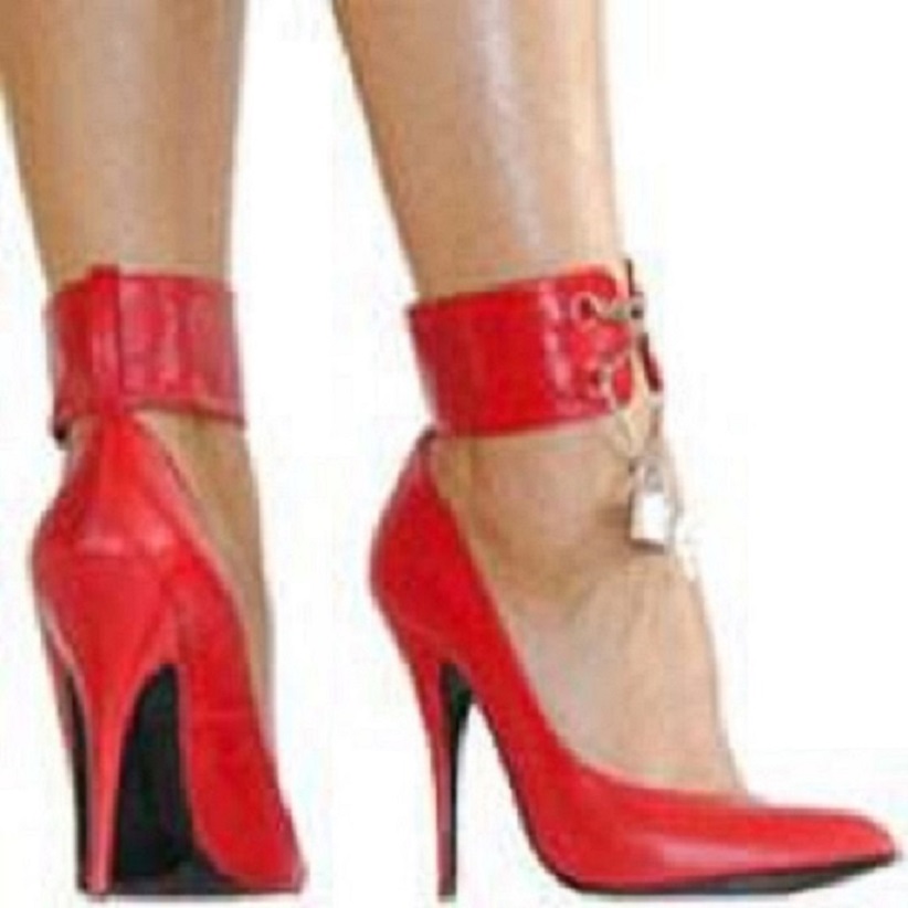 Schuhe rot mit Schnalle