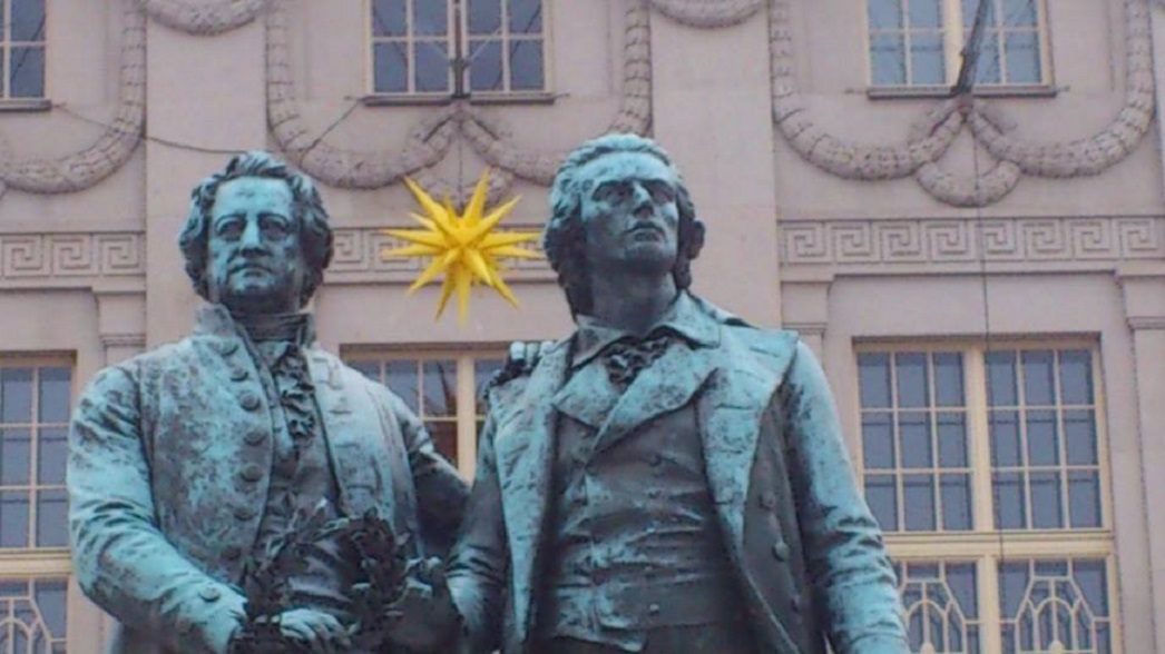 Weimar Theaterplatz Goethe u. Schiller im Advent